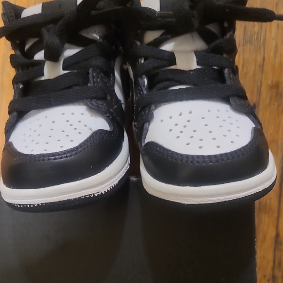 Jordan 1 Mid Se Kids Black and White Jordan Shoes - Picture 6 of 9